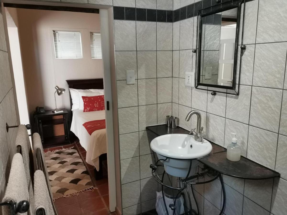 Londiningi Guesthouse Windhoek Bagian luar foto